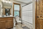 Upper level bathroom with shower/tub combo